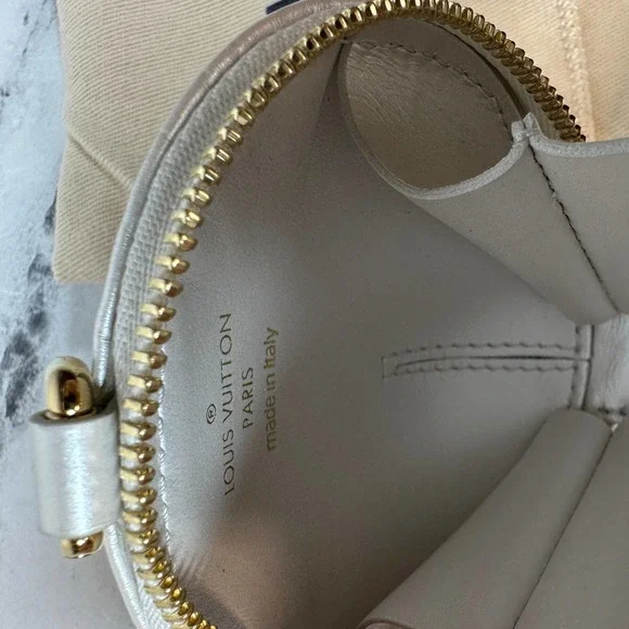 Louis Vuitton Shell Coin Purse Bag By The Pool Iridescent White/Gold LV Clutch - Picture 11 of 13